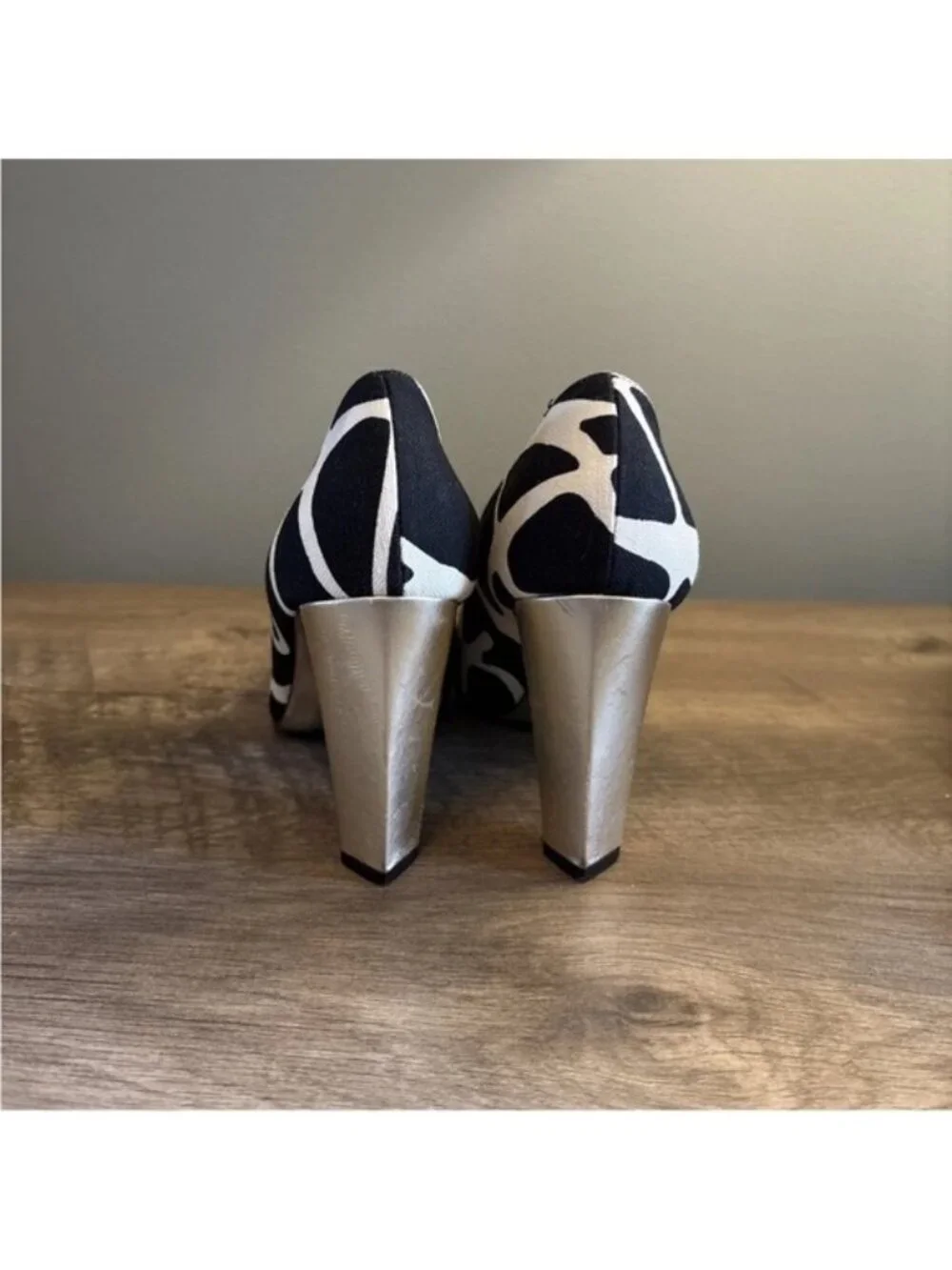 Diane Von Furstenberg Women's Black White Print Pump Heels Shoes Gold Heel 7M - Picture 6 of 14